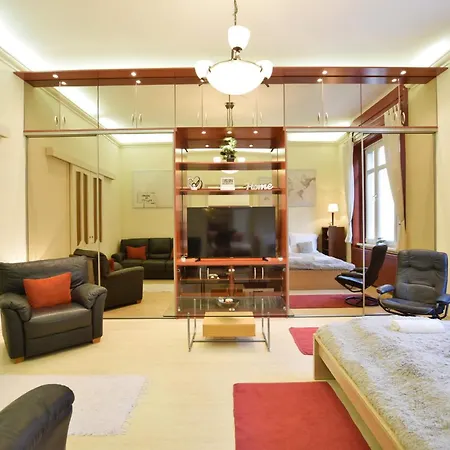 Downtown Near Synagogue Budapesta