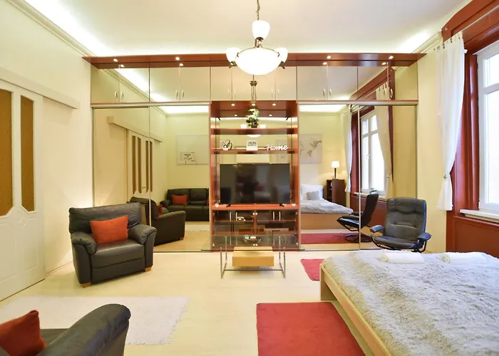 Downtown Near Synagogue Budapesta